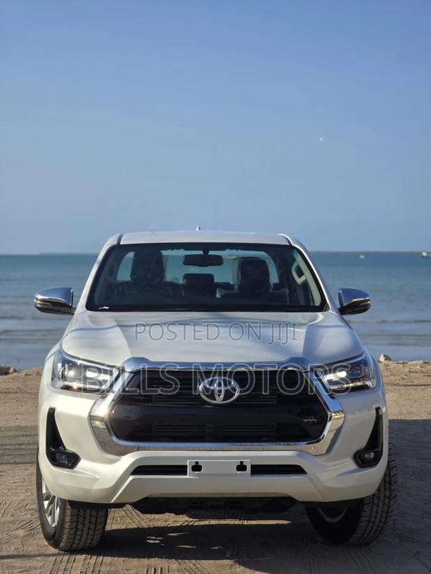 New Toyota Hilux 2025 White