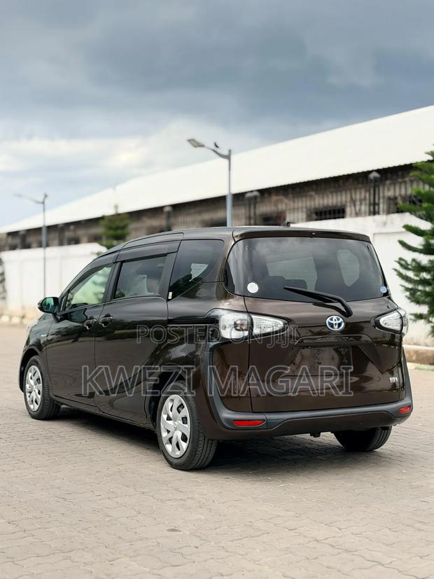 Toyota Sienta 2016 Brown