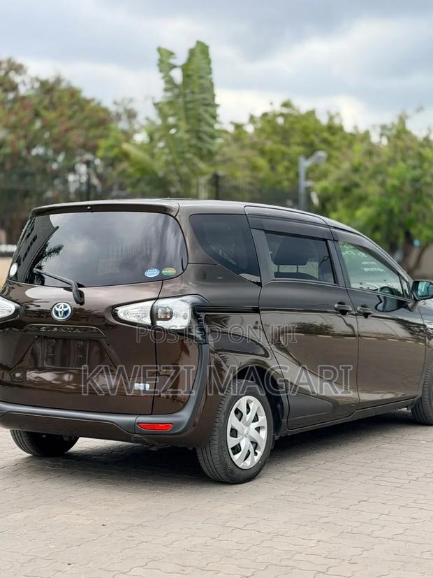 Toyota Sienta 2016 Brown