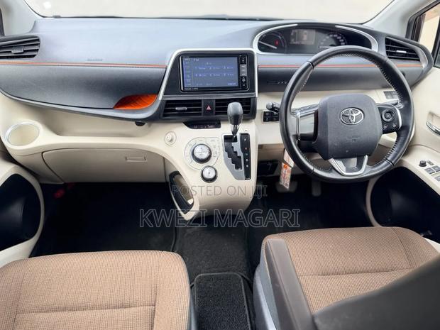 Toyota Sienta 2016 Brown