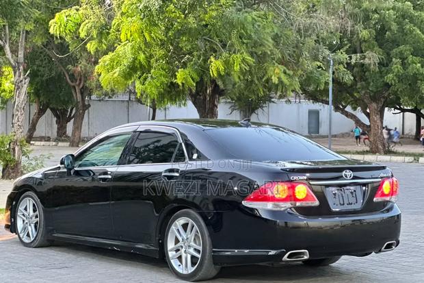 Toyota Crown 2012 Black