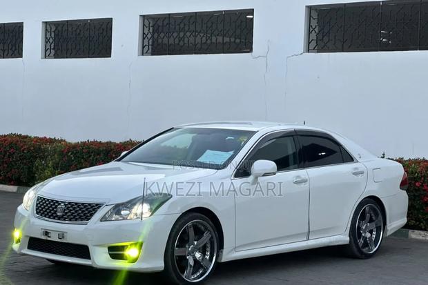 Toyota Crown 2011 White