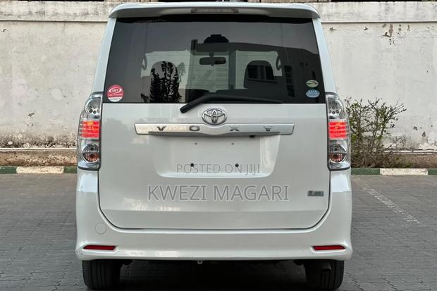 Toyota Noah 2009 White