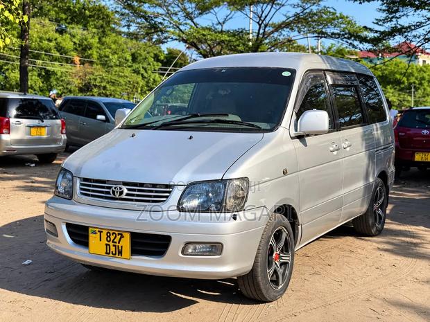 Toyota Noah 2002 Silver
