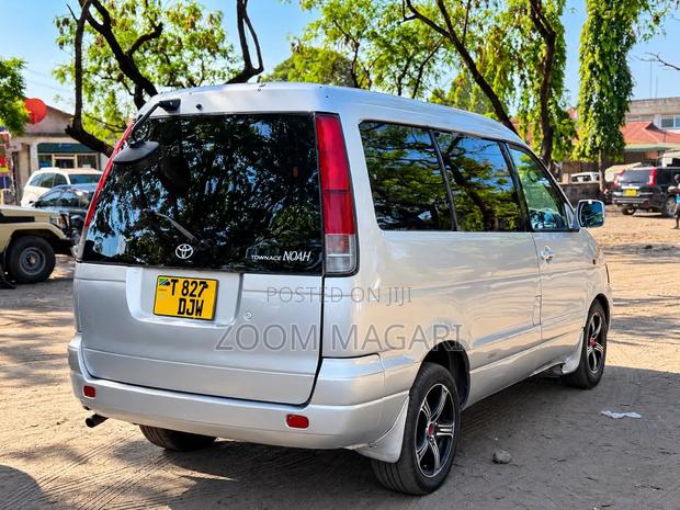 Toyota Noah 2002 Silver