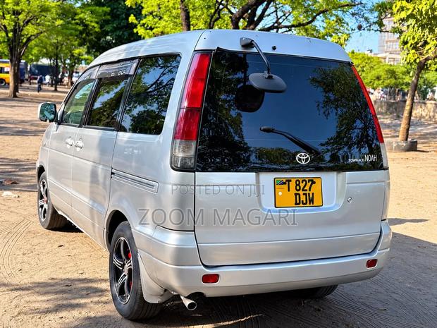 Toyota Noah 2002 Silver