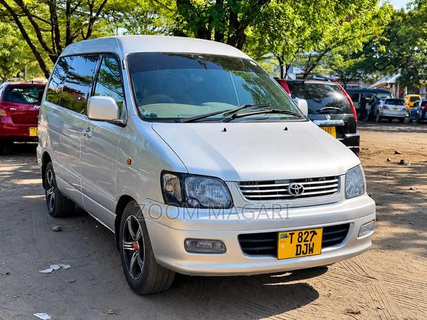 Toyota Noah 2002 Silver