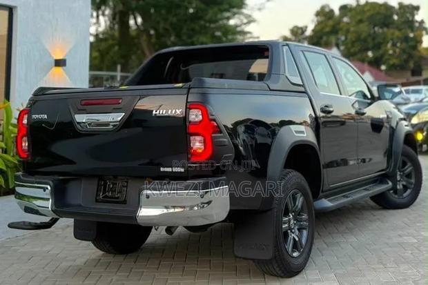 Toyota Hilux 2022 Black