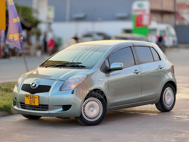 Toyota Vitz 2010 Silver