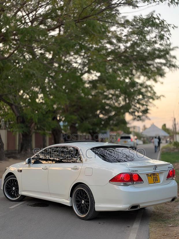 Toyota Crown 2011 White