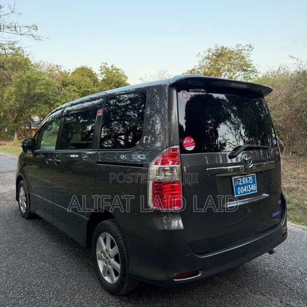 Toyota Noah 2010 Gray