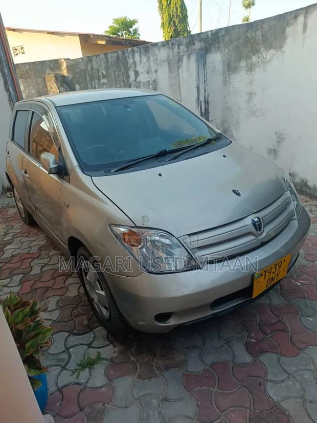 Toyota IST 2004 Gold