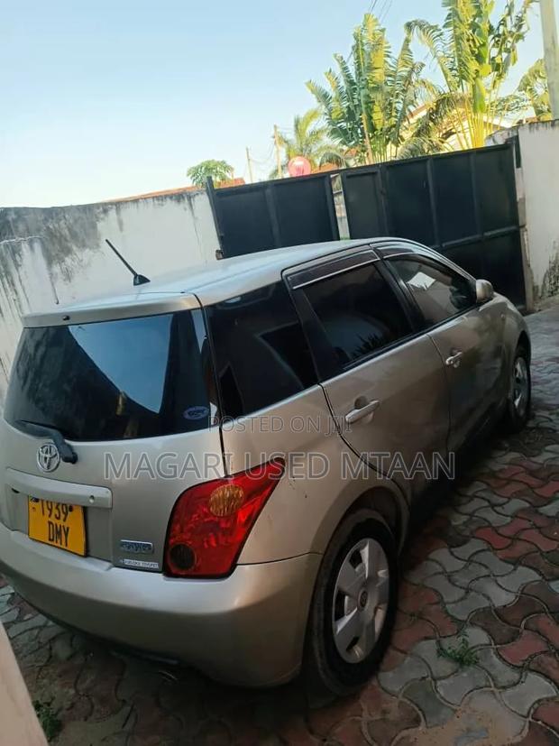 Toyota IST 2004 Gold