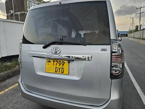 Toyota Noah 2008 Silver