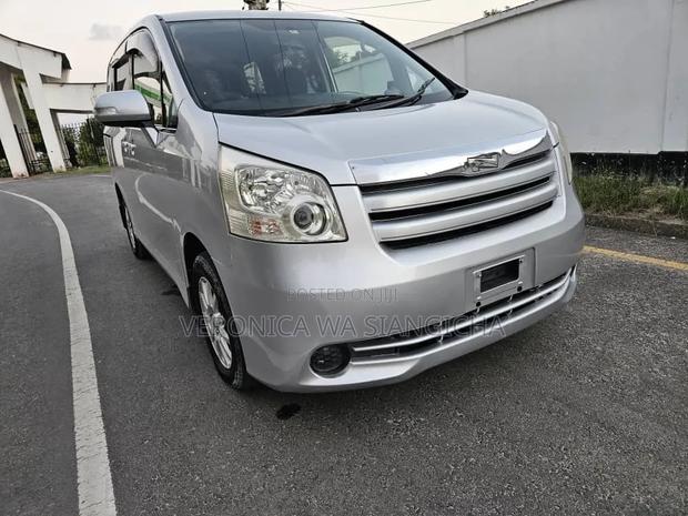 Toyota Noah 2008 Silver