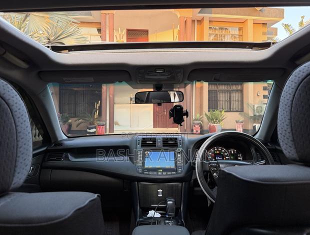 Toyota Crown 2009 Off white