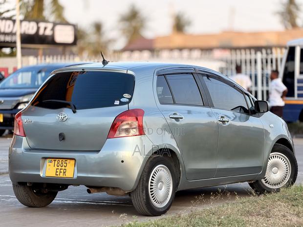 Toyota Vitz 1.3 AWD 3dr 2010 Green