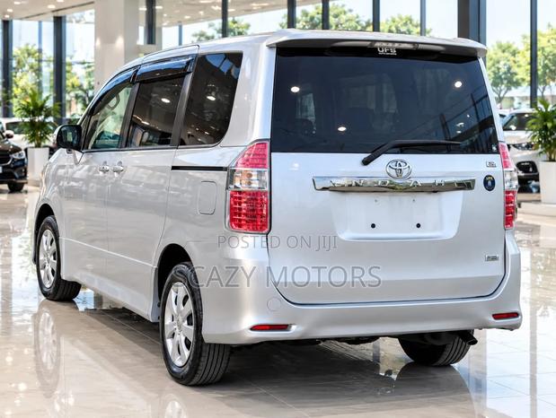Toyota Noah 2007 Silver