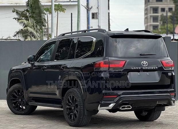 Toyota Land Cruiser LC300 2024 Black