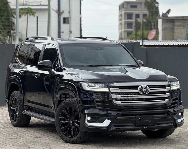 Toyota Land Cruiser LC300 2024 Black
