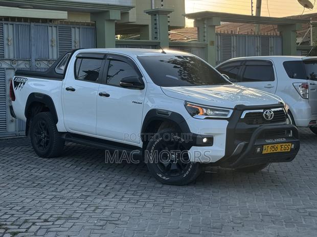 Toyota Hilux 2024 Off white
