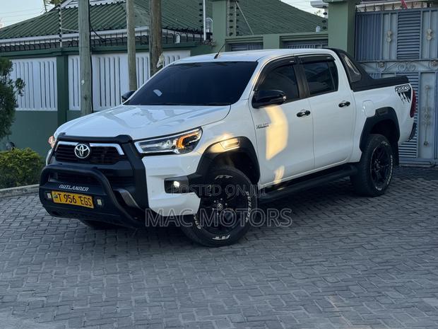 Toyota Hilux 2024 Off white