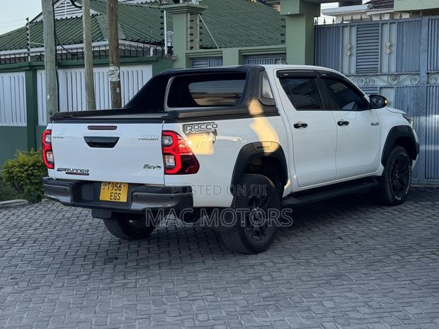 Toyota Hilux 2024 Off white
