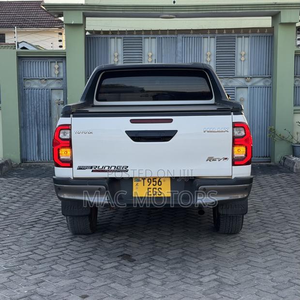 Toyota Hilux 2024 Off white