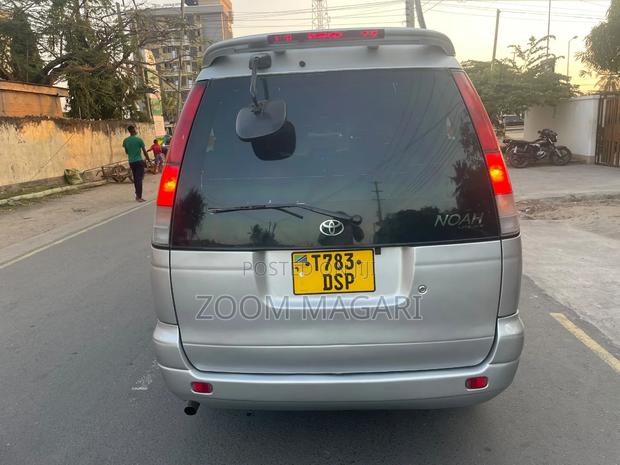 Toyota Noah 2002 Silver