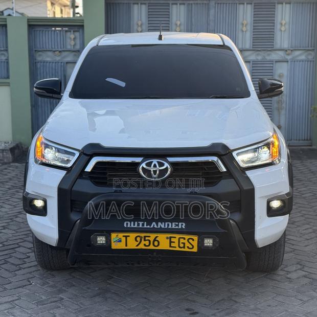 Toyota Hilux 2024 Off white