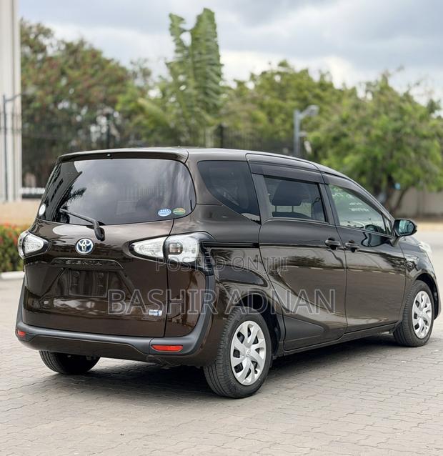 Toyota Sienta 1.5 Hybrid FWD 2016 Brown