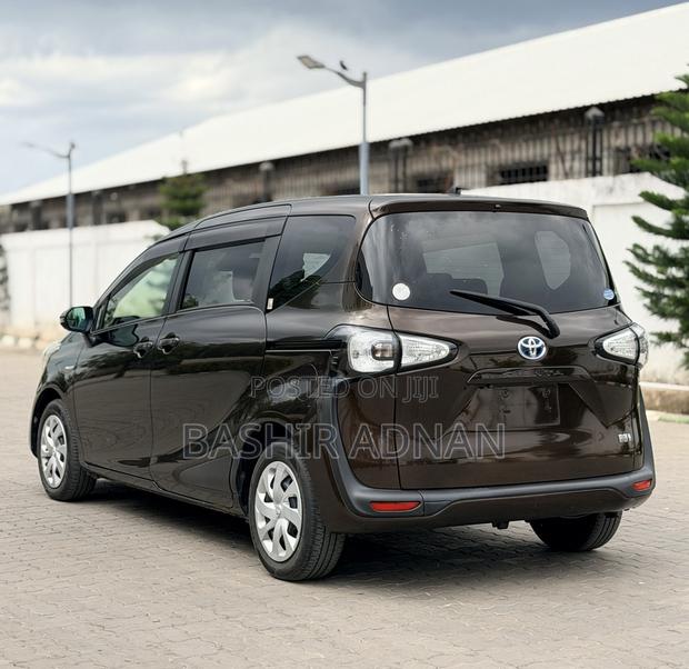 Toyota Sienta 1.5 Hybrid FWD 2016 Brown