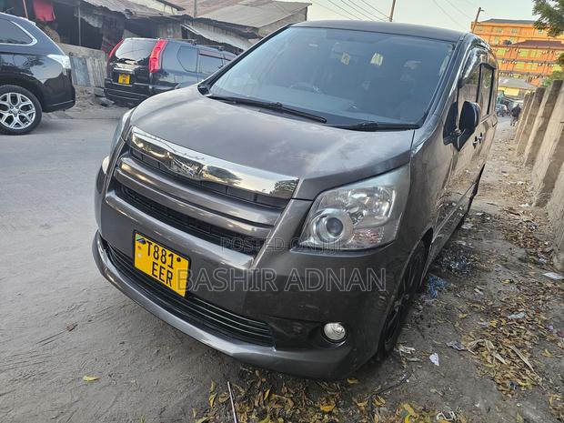 Toyota Noah 2008 Gray