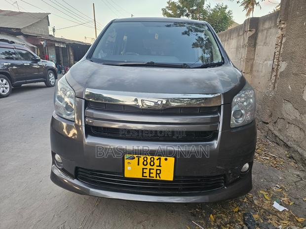 Toyota Noah 2008 Gray