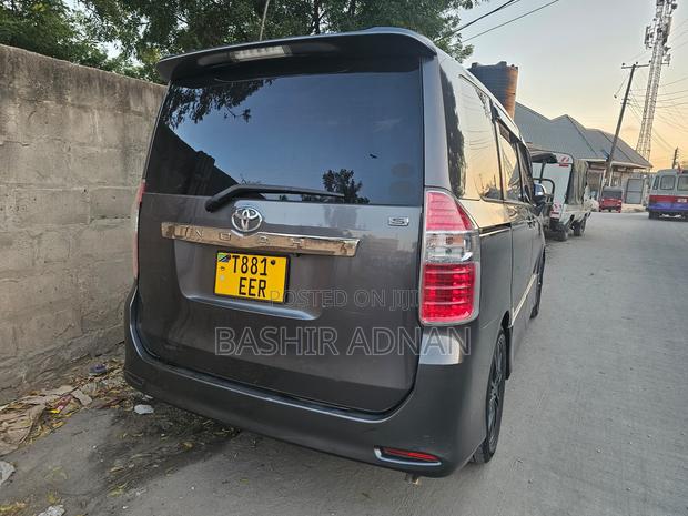 Toyota Noah 2008 Gray