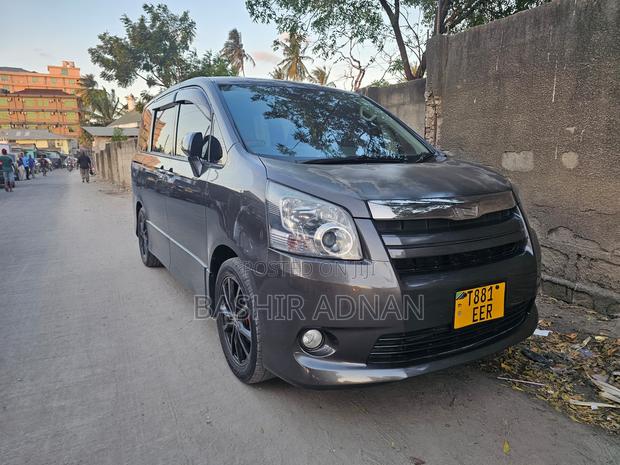 Toyota Noah 2008 Gray