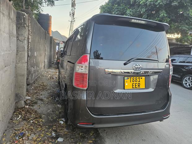 Toyota Noah 2008 Gray