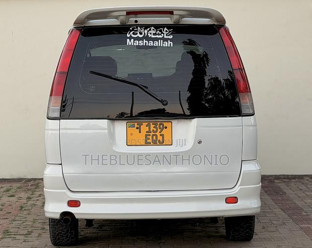 Toyota Noah 2.0 AWD (8 Seater) 2001 Pearl