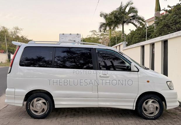 Toyota Noah 2.0 AWD (8 Seater) 2001 Pearl