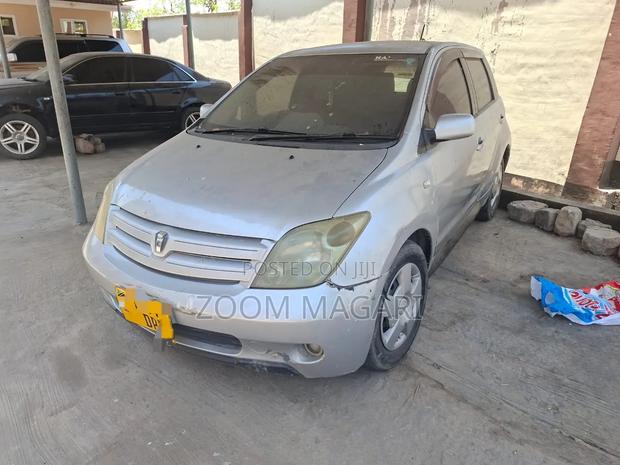 Toyota IST 2001 Silver