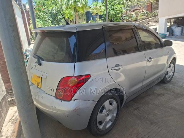 Toyota IST 2001 Silver