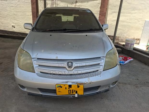Toyota IST 2001 Silver