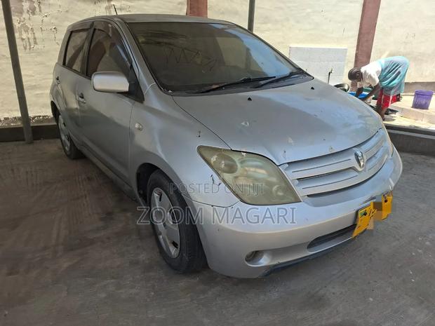 Toyota IST 2001 Silver