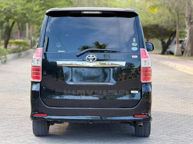 Toyota Noah 2.0 143hp AWD (7 Seater) 2010 Black