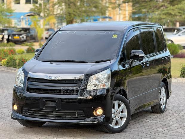 Toyota Noah 2.0 143hp AWD (7 Seater) 2010 Black