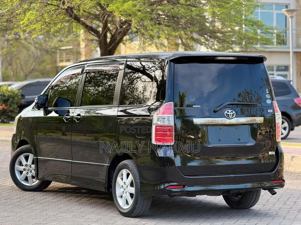 Toyota Noah 2.0 143hp AWD (7 Seater) 2010 Black