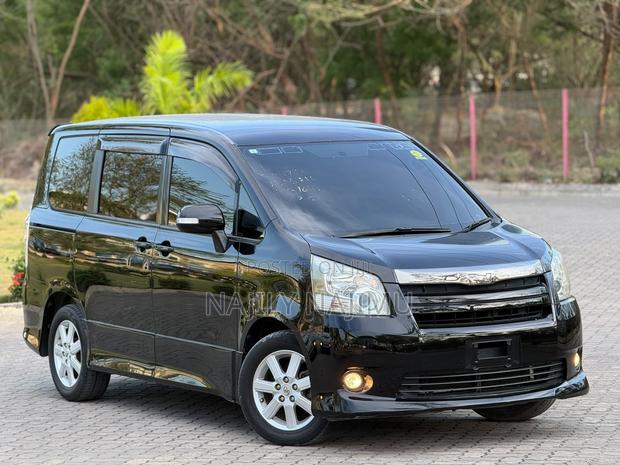 Toyota Noah 2.0 143hp AWD (7 Seater) 2010 Black
