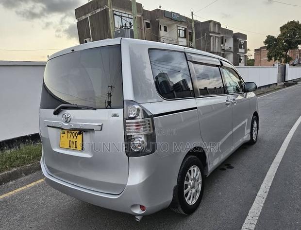 Toyota Noah 2009 Silver