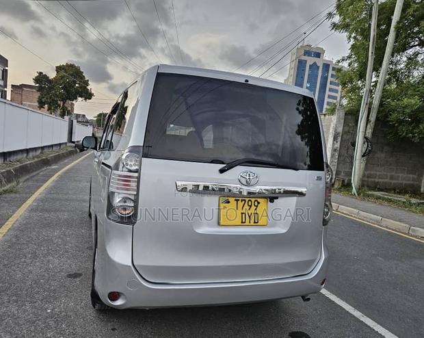 Toyota Noah 2009 Silver