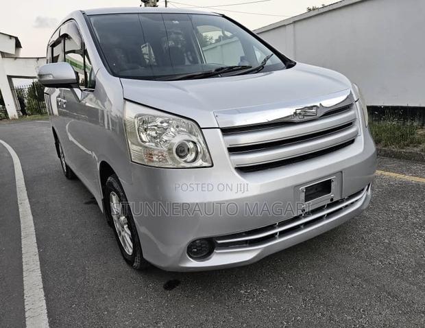 Toyota Noah 2009 Silver